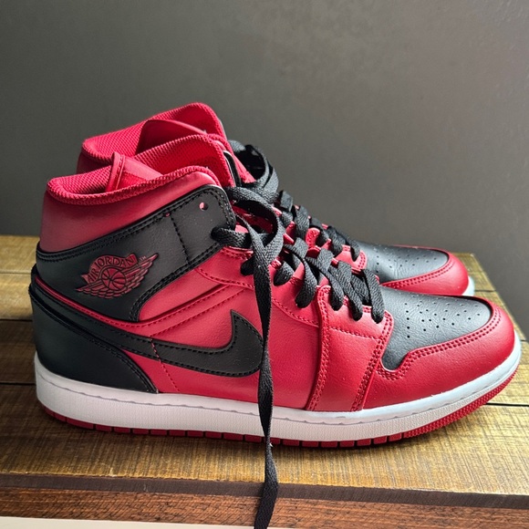 Women’s Air Jordan 1 Mid Sneakers in Black/ Gym Red. Women’s 9.5/ Men’s 8 - Picture 6 of 7